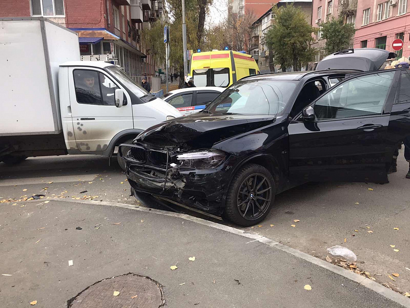 Женщина с ребенком травмировались в ДТП в центре Саратова