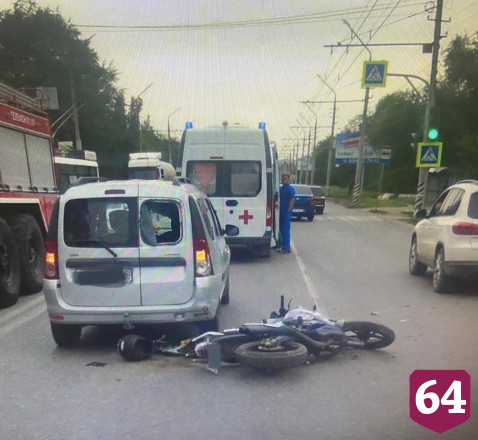 В Энгельсе мотоциклист покалечился в ДТП с «Грантой»
