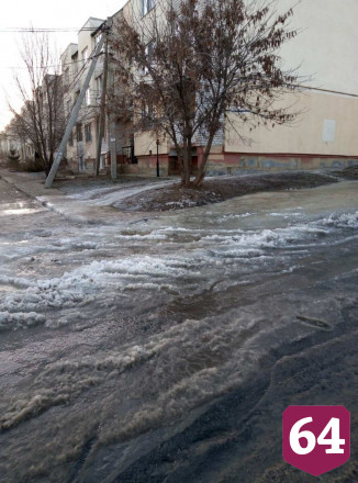 Саратовцам пообещали расчистить обледеневшие после потопа улицы 