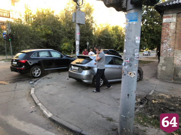 «Ауди» протаранила столб на улице Рабочей
