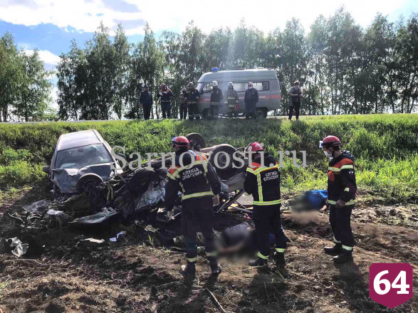 Под Саратовом в перевернувшейся легковушке погибла молодая пара