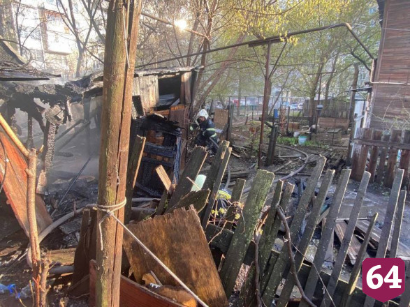 В Саратове пожарные отстояли от огня жилой дом 