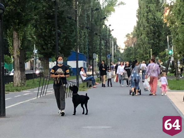 Жители Саратова снова вышли на прогулку без масок