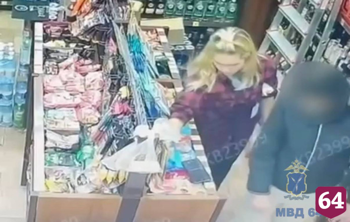В Саратове женщина похитила телефон в алкомаркете и попала на видео