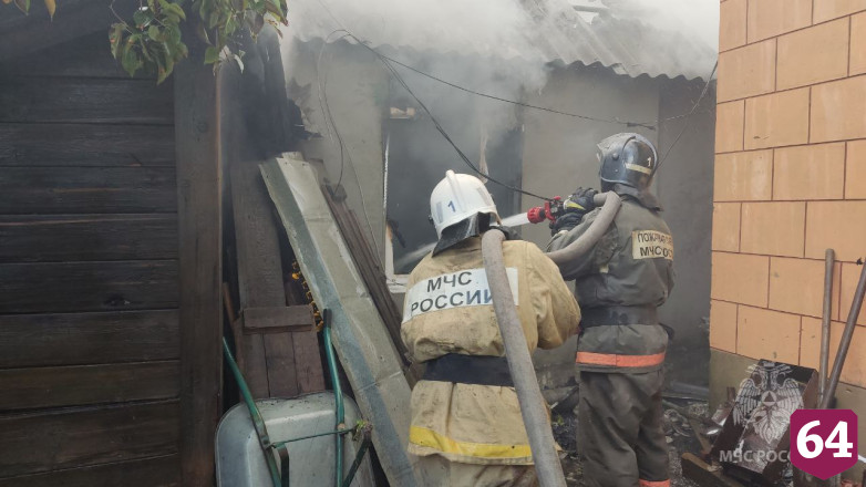 В Саратове крупный пожар охватил два частных дома