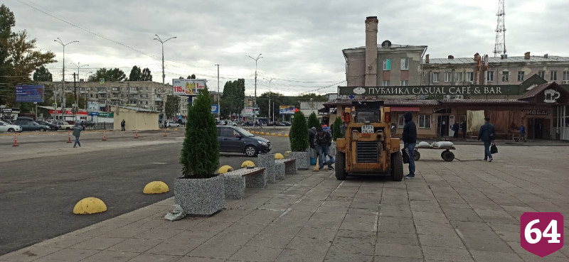 Перед Сенным рынком установили лавочки и велопарковку