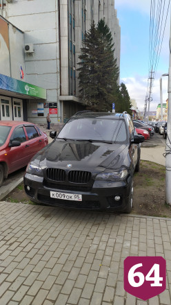 BMW с «красивым» номером заехал на газон в центре Саратова