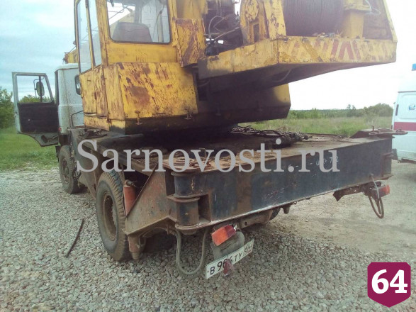 Двое мужчин на легковушке покалечились в ДТП с автокраном под Саратовом