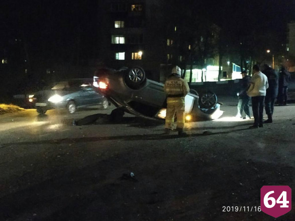 Водитель около АЗС перевернул «Шкоду» на крышу
