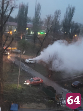 Под Саратовом горел автомобиль службы такси