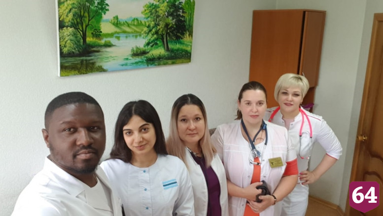 В Саратове врачу из Африки благодарные пациенты слагают стихи 