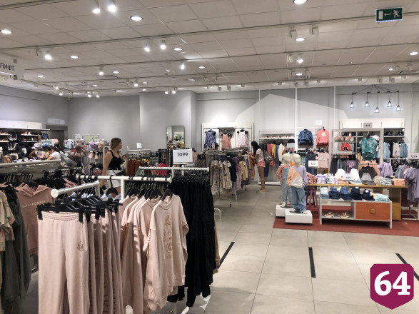 Саратовцы выстроились в очереди на распродаже H&M перед уходом из России 