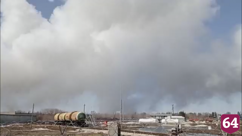  На парковке выгорели кабина и прицеп грузового «Мерседеса»