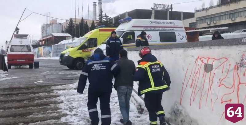 Саратовские спасатели сняли со льда мужчину с белой горячкой