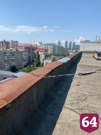 В Саратове из-за работ на крыше многоэтажки загорелись балконы