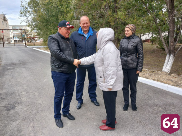 В саратовском поселке построили спортплощадку с окопом