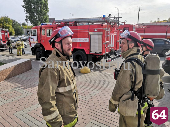 В Саратове из горящего ТЦ «Синий кит» эвакуировали 150 человек