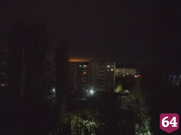 Жители Саратова обсуждали красное свечение в небе