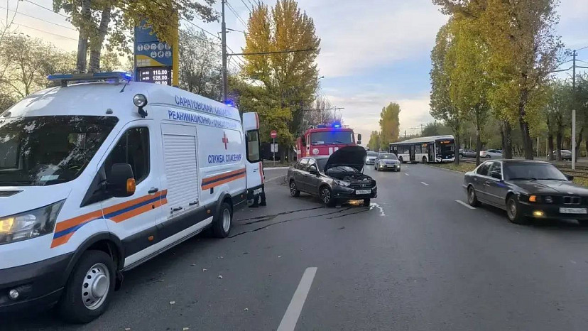 Два человека пострадали в столкновении автобуса с «Ладой» в Саратове