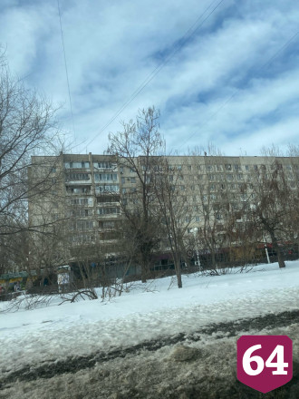 Саратовские школьники вновь развлекаются прогулкой по краю 10-этажки