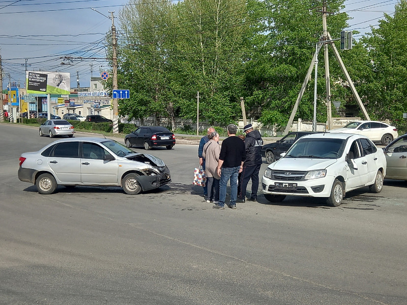 В столкновении двух легковушек под Саратовом ранена женщина