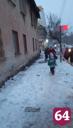 В Саратове с крыши дома со снегом сошел шифер 