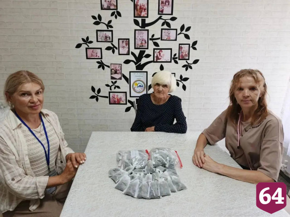 Саратовские волонтеры готовят травяной чай с письмами бойцам на СВО 
