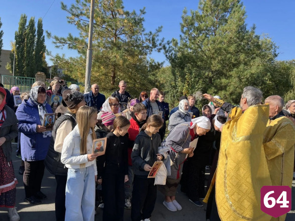 В Саратовской области на казачьем фестивале кормили щами и фланкировали шашкой