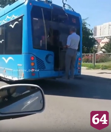 Саратовцы осудили взрослого зацепера на троллейбусе