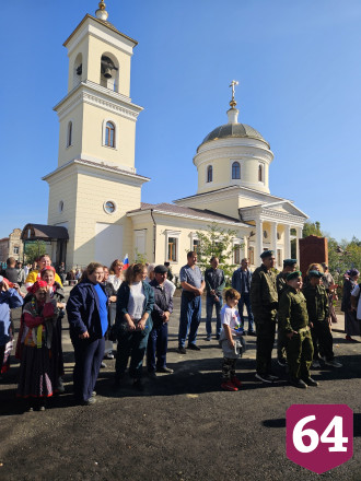 В Саратовской области на казачьем фестивале кормили щами и фланкировали шашкой