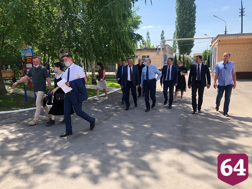 Губернатор поблагодарил коллектив Энгельсского дома-интерната за труд
