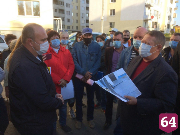 Жители саратовских поселков пожаловались Панкову на нехватку школ и плохие дороги