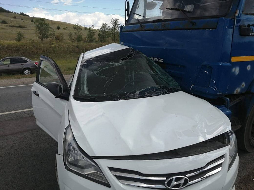 В столкновении с грузовиком на трассе покалечилась автоледи