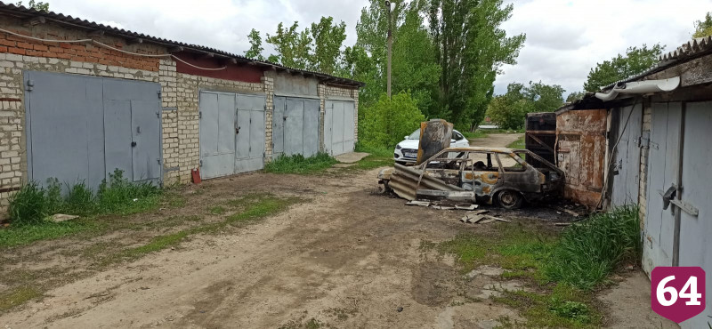 Три гаража и автомобиль огонь уничтожил ночью под Саратовом
