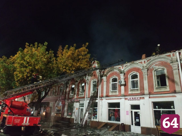 Два человека пострадали на крупном пожаре в центре Саратова