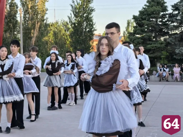 В День города выпускники танцевали школьный вальс