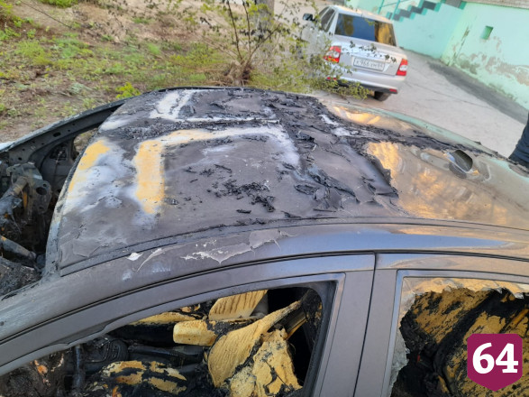 Очевидцы сняли на видео предполагаемый поджог такси