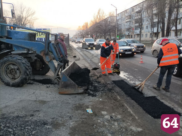 Саратовский губернатор потребовал не затягивать ремонт дорог до мая