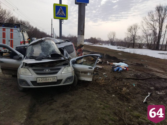 Водитель «Ларгуса» протаранил столб и погиб с пассажиркой под Саратовом