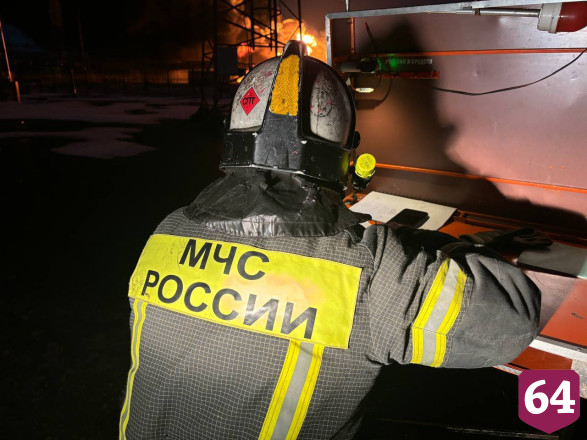 В Энгельсе на загоревшемся из-за атаки БПЛА предприятии развернут штаб