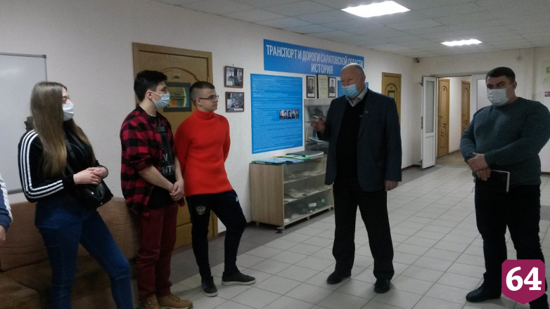 Жителей Саратова научат ремонтировать дороги 