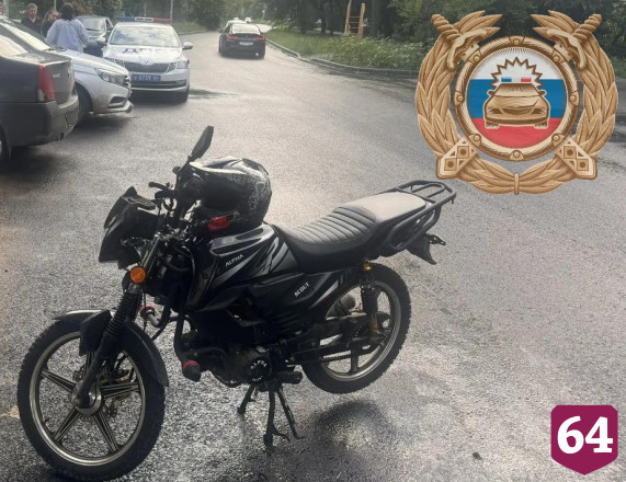 В Саратове мопед врезался в припаркованную «Весту»