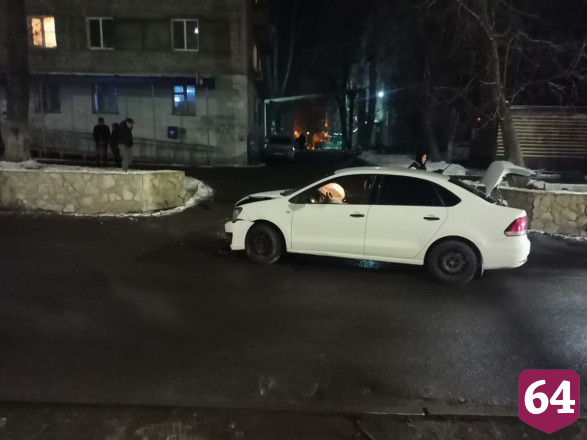 Водитель иномарки протаранил бордюр и покалечил пассажирку
