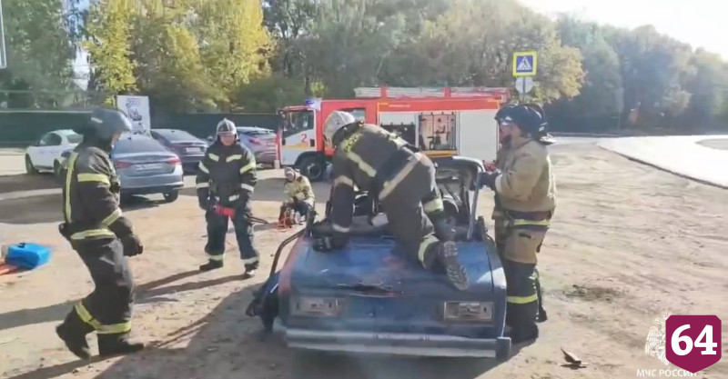 В Саратове пожарные разрезали крышу «Жигулей» для спасения пострадавших в ДТП
