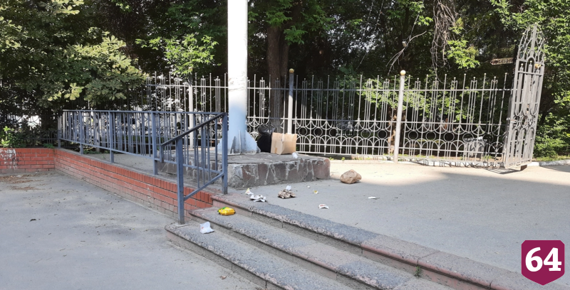 Вход в Детский парк Саратова завалили мусором