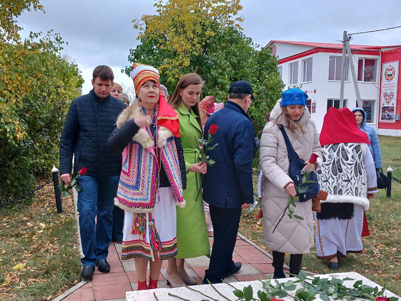 Под Саратовом участники фестиваля почтили память погибших героев 