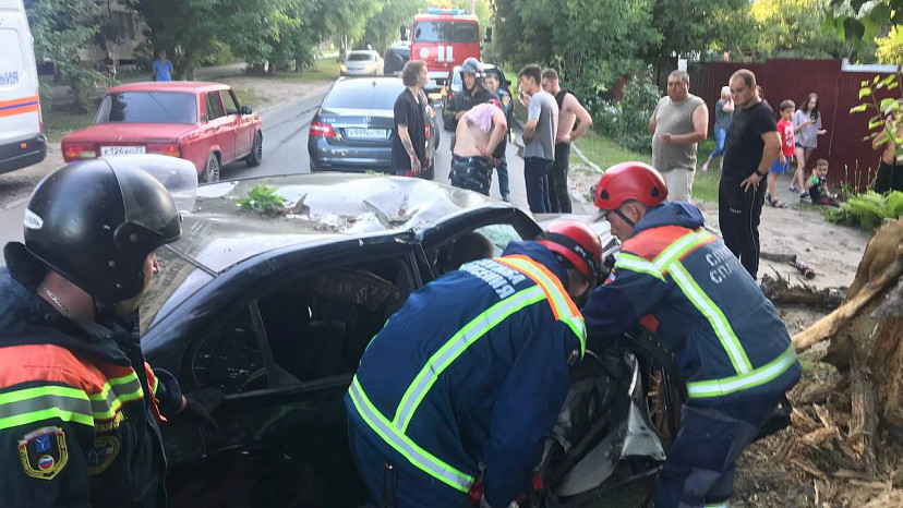 Четыре человека пострадали в ДТП с деревом на Новоузенской