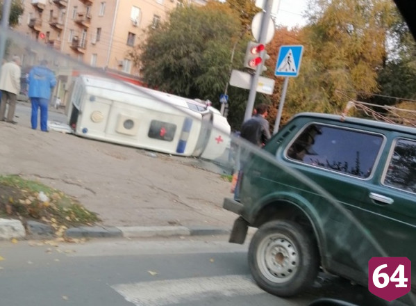 В Саратове после ДТП со «скорой» в больницу доставили трех человек 