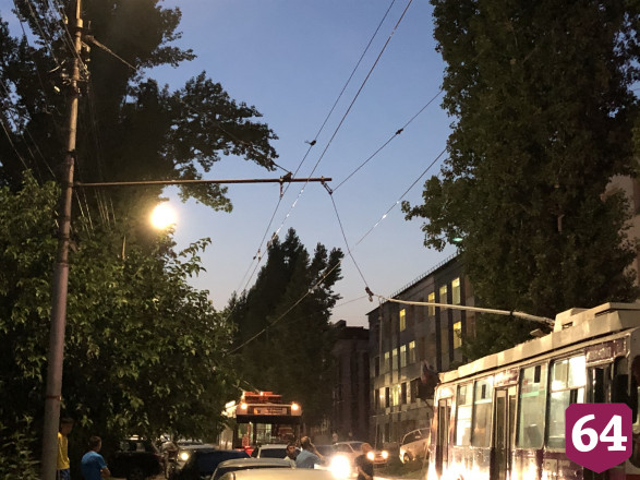В Саратове у троллейбуса оторвались «рога» из-за автохама