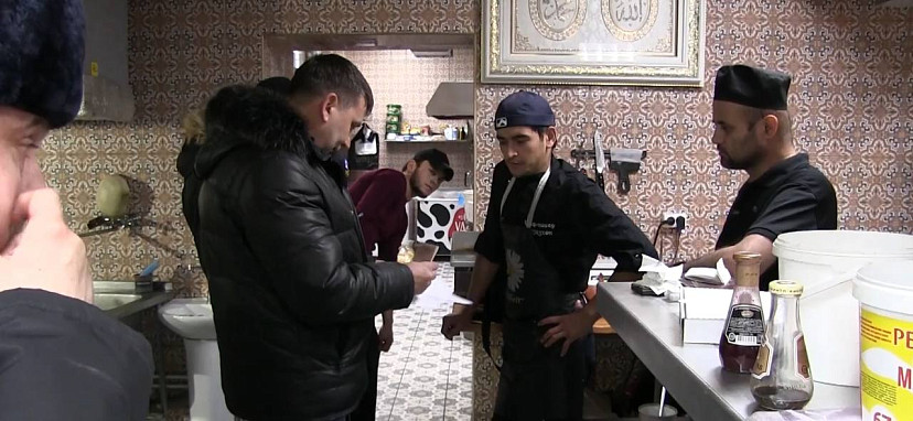 Иностранцы без документов работали поварами в саратовском кафе 